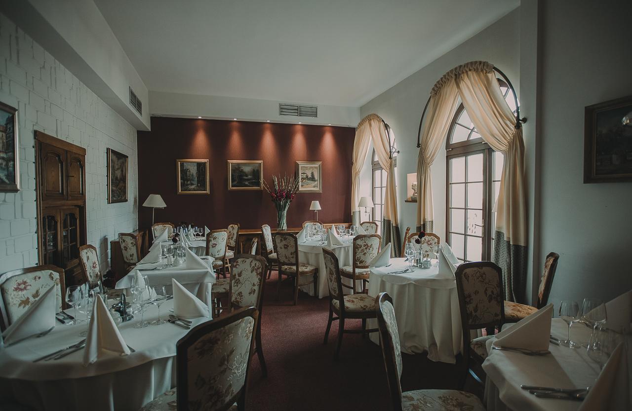 Hotel Restaurant Boss Miloslaw Exterior photo